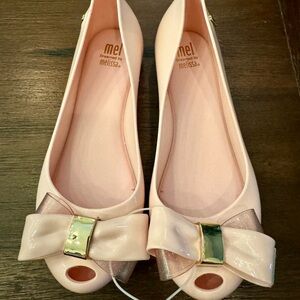Melissa Ultra girl sz 3 girls. New never word. Pink with gold accent on bow.